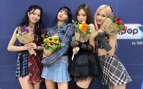 (影)BLACKPINK「帶妝」抱熊貓！中國網友痛罵：不會養就還回來