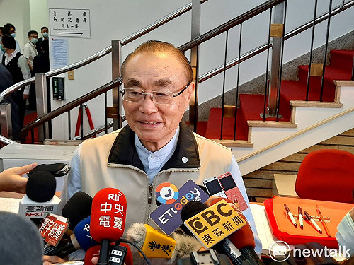 與藍委爆衝突秒脫西裝「幹架」馮世寬 : 我是運動員