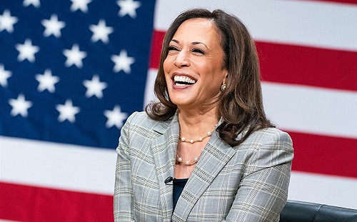 加州奧克蘭女兒 賀錦麗將成副總統改寫歷史