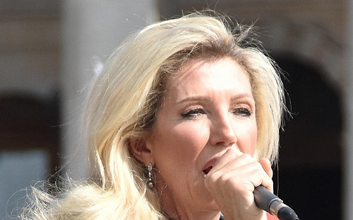 英國媽媽信邪教發「陰謀論」成網紅 兒子無奈:她無藥可救