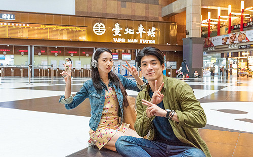 北車取景！林哲熹席地而坐 法國攝影師大讚：台灣人素質好