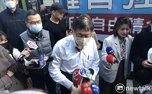 政院小編上班做圖卡被抓包 柯文哲酸蘇貞昌:也沒道歉 了不起