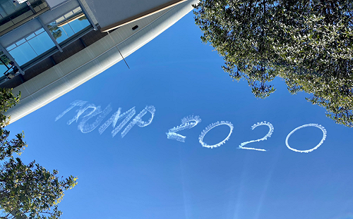 雪梨川粉用飛機在天空寫下「Trump 2020」標語