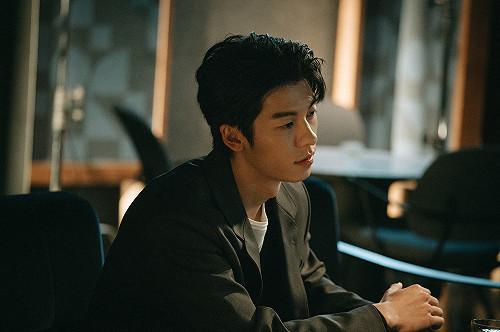 (影)新歌MV曝光！許光漢緊抱尹馨  曖昧三人行遐想無限