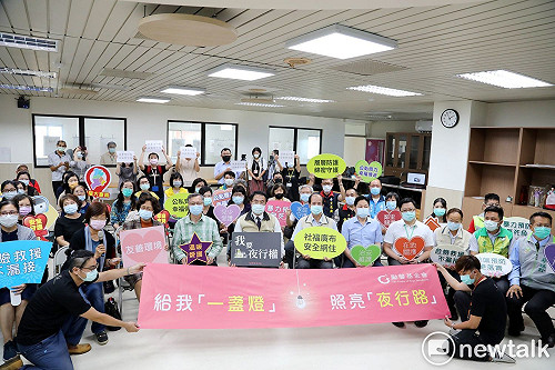 響應國際終止婦女受暴日  黃偉哲感謝民間團體守護婦女夜行權