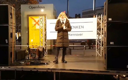 (影)德國女子抗議防疫自比「反納粹英雄」犯眾怒 示威同伴痛罵:白痴