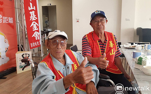 今天感恩節  嘉義華山基金會請百歲人瑞吃火雞大餐