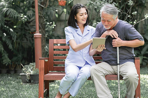 資格再放寬！外籍看護喘息服務 12/1起長照2至8級可申請