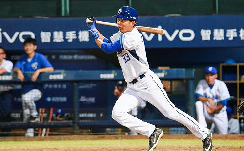 陳品捷果然披龍袍　開心還有價值