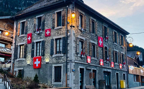 因防疫關滑雪場超不爽! 法國這一市直接改掛瑞士國旗