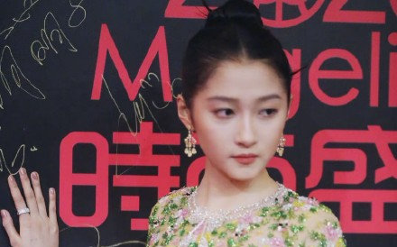 關曉彤紅毯造型醜到上熱搜 網笑：青椒炒火腿腸？