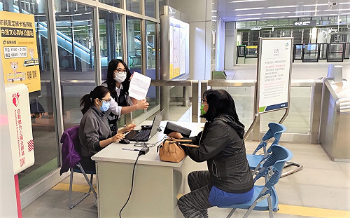 中捷停駛車務人員沒閒著  支援市民綁卡延長服務時間