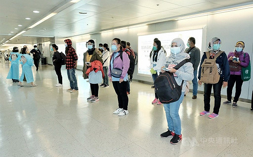 移工宿舍染疫危機 自主健康管理卻擠通舖共用衛浴