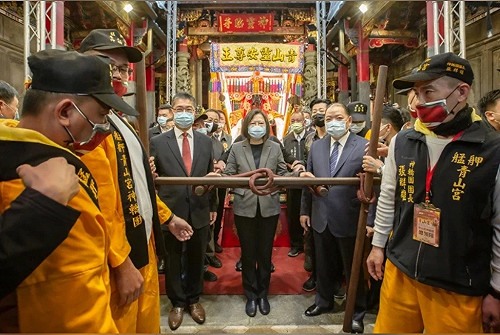 艋舺青山宮遶境 蔡英文擔當扶轎官提醒防疫做足