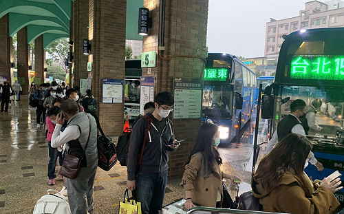 週日千班車次載客！上班日疏運 北宜國道運能全開