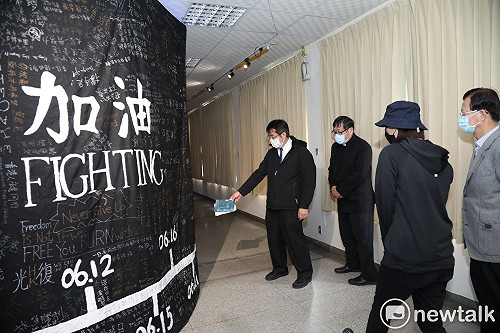 「挺香港」期盼「海闊天空」  黃偉哲赴「反送中」意象展場表達關心