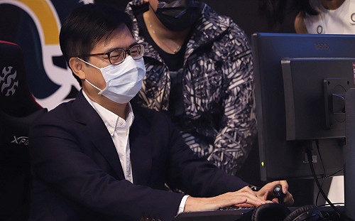 2020高雄電競嘉年華》被政治耽誤電競選手！陳其邁點名柯文哲出來打