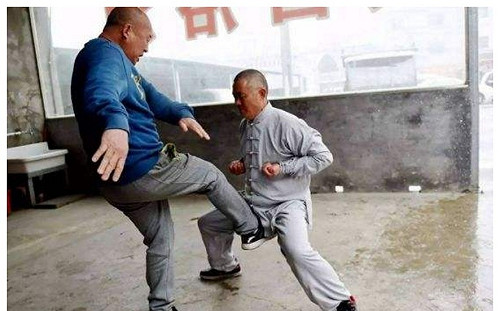 (影)閃電五連鞭不夠看  50公斤木樁狂撞下體「鐵襠功」聞風不動