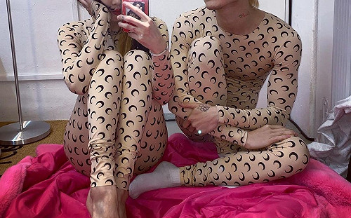 嚇！泫雅和男友穿「肉色緊身情侶裝」 粉：真心不懂這時尚