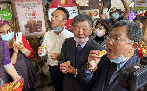 新港奉天宮視察豬肉標示  阿中部長偷閒吃喜餅！