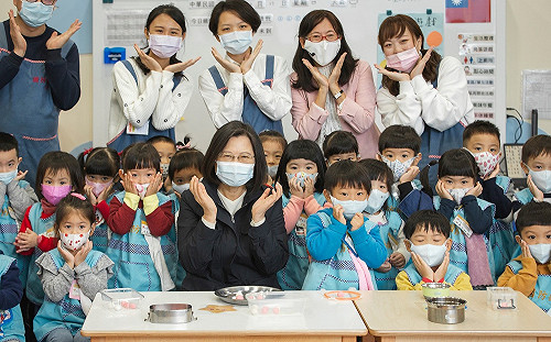 落實公共化幼兒園「8年增加3千班」  蔡英文:當年輕爸媽的神隊友