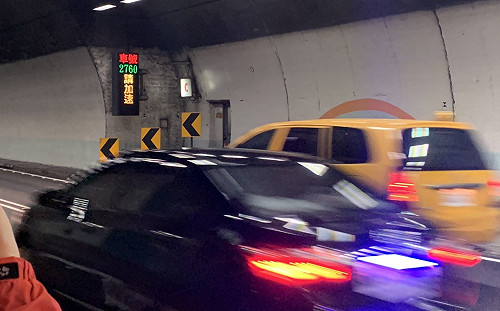 雪隧春節加強示警龜速車！車距超過百米就秀車號