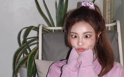 網美驚露三角小褲！黃琳穿下半身失蹤衣屈膝拍照