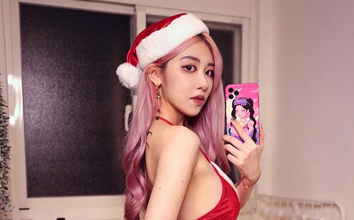 美麗妄娜犯規拉短裙！再現性感聖誕裝