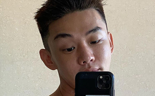 超另類！劉亞仁曬「內褲照」宣告戒菸：抽菸就把內褲脫掉