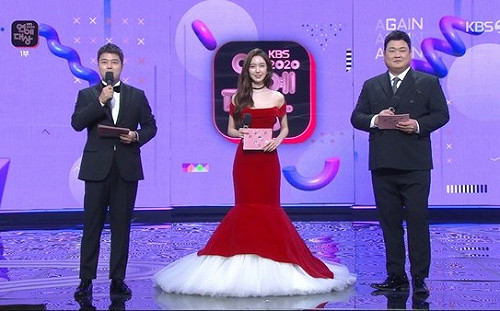 防疫至上！《KBS演藝大賞》主持人穿「社交距離禮服」