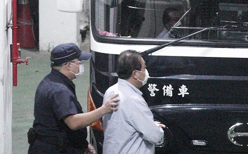 蘇震清涉收賄2580萬 法院裁准1000萬交保 回家過年了！