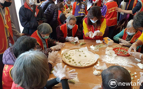 醫護問家人何在？獨居老榮民顫抖寫道：「華山」