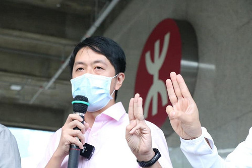 流亡香港前議員許智峯信用卡遭匯豐銀行取消！痛批：強盜