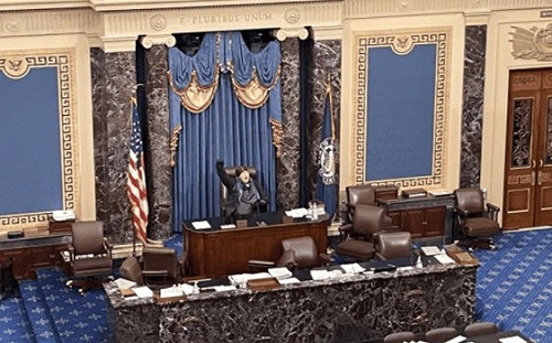 川粉闖國會強占主席台高喊｢川普贏了｣拜登痛斥：暴民近乎煽動叛亂