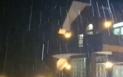 (影)太平山下雪了！翠峰湖成銀白世界 遊客嗨翻