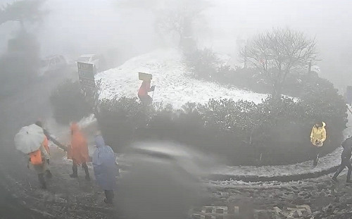(影)陽明山二子坪持續降雪！警方啟動交通管制