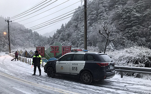 (影)思源埡口飄雪 和平警雪中實施交管維護安全