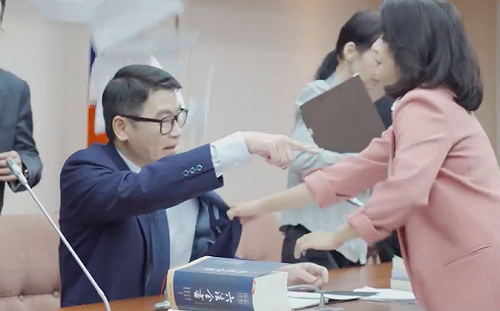 夫妻反目？林楚茵立院拍桌與梁文傑大打出手 拉衣、扯眼鏡樣樣來