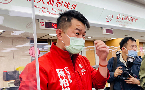 更換新版護照 陳柏惟盼:未來能說我們是「台灣國」