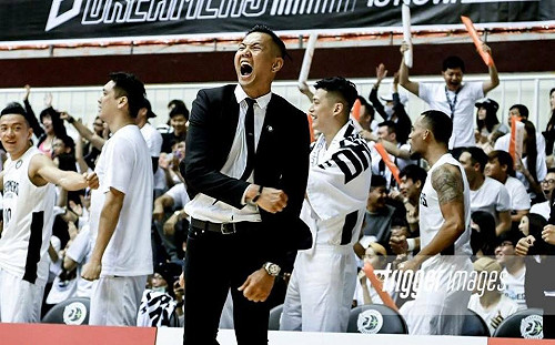 放任兒子未戴口罩坐旋轉木馬惹議　陳建州刪文道歉