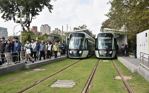 高雄輕軌大南環試營運  陳其邁：全線免費搭乘至228
