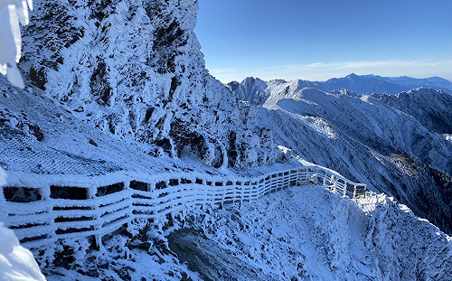 沒下雪也很美！玉山霧淞反覆結冰 成夢幻白色國度