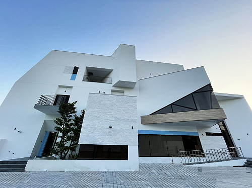 「南美館三館」美譽教會驚艷落成，最美主持人白嘉莉畫展添亮點