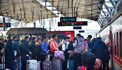 春節年假恐成防疫破口 中國工廠祭出獎金、禮品吸引員工加班不返鄉