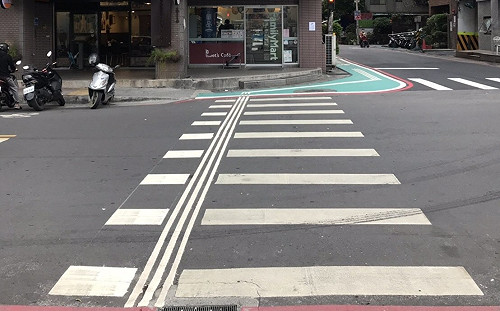 行穿「三條線」  新北首創視障行人安全行穿線