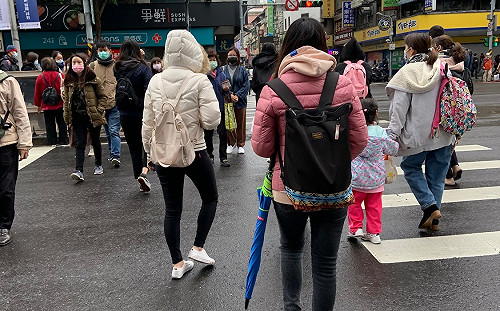 走春注意保暖!氣象局:北東部濕冷、中南部早晚溫差大