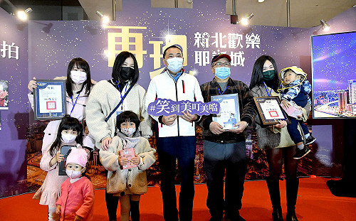 新北耶誕城攝影展重現美好回憶 侯友宜讚新北的驕傲、台灣的榮耀