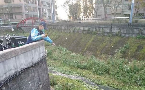 新北環保局清晨破獲天婦羅工廠排廢水 勾芡五股坑溪