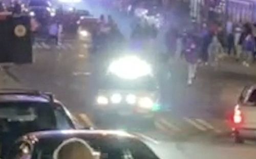 美國首都依然不平靜 遭包圍砸車 美警開車撞群眾