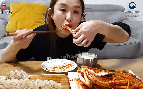 (影)韓吃播主「辱華」遭中國經紀解約！新影片狂吃泡菜洩憤